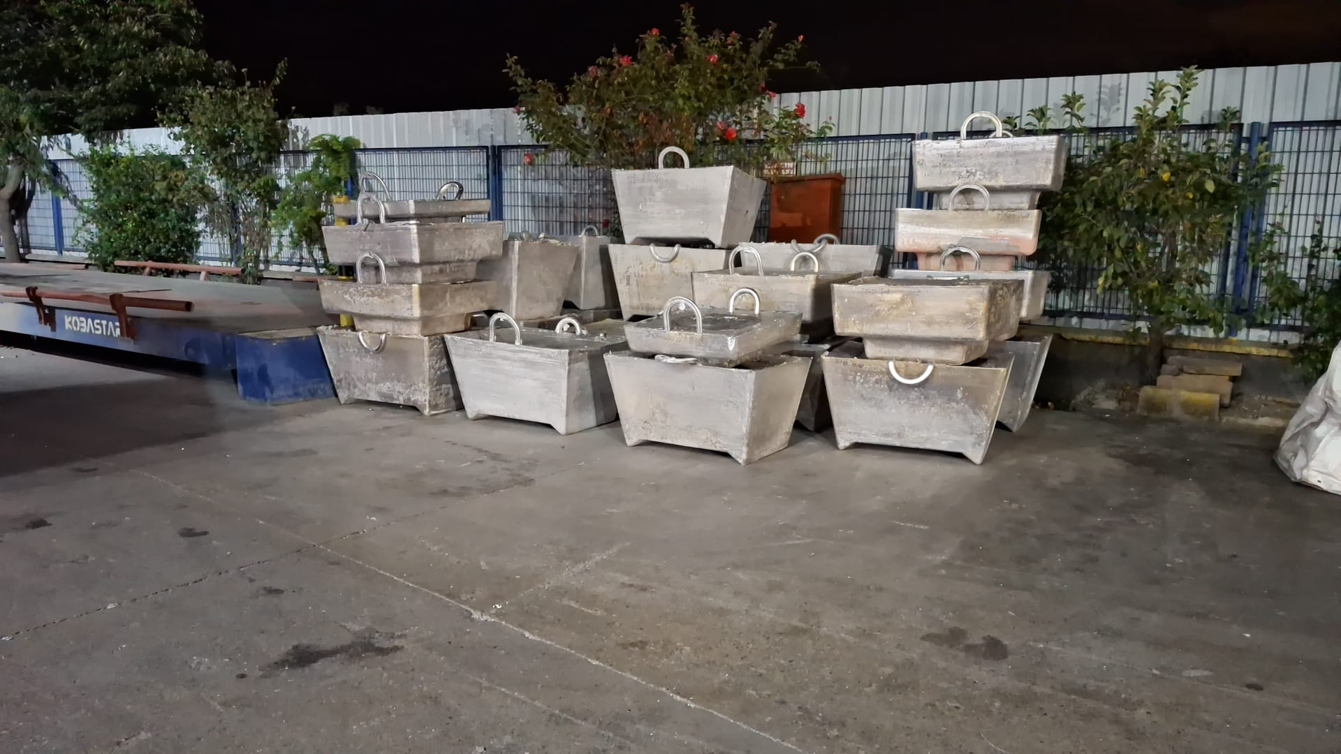 Fabrika stok alanında alüminyum külçe ve ingotlar